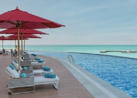 Зона у бассейна в отеле Rixos Premium Alamein с мебелью WING